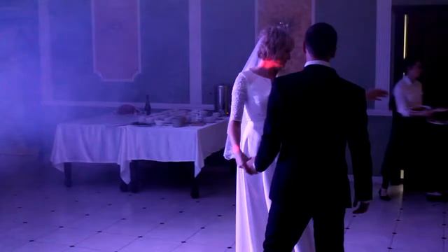 Медленный танец молодых