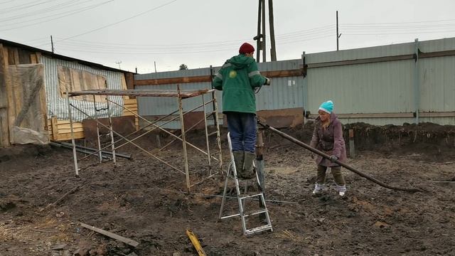 Строим здание. Закручиваем сваи с помощью сваекрута и бензобура.