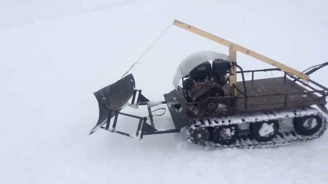 Мотобуксировщик с отвалом для чистки снега