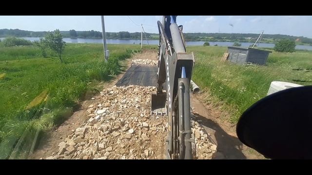 Отсыпка дороги, планировка участка экскаватором-погрузчиком