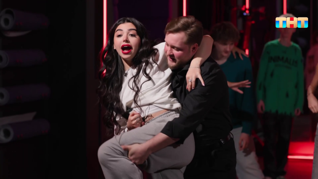 Хореограф показывает мастер-класс аргентинского танго участникам проекта «Новая Фабрика звезд»