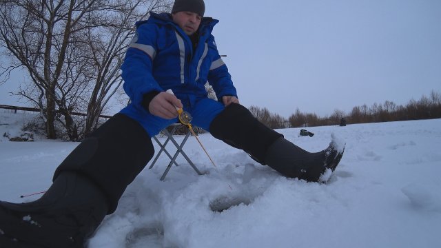 Безмотылки - ЧЕРТИК и ГВОЗДЕКУБИК ловят ПЛОТВУ и ОКУНЯ. Рыбалка 1 января 2022 года в Орловской обл