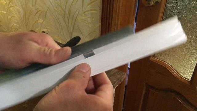 Импровизированный крепёж пластикового потолочного плинтуса к потолочному профилю.