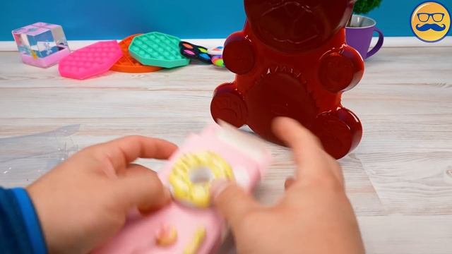 POP IT КОНФЕТА И 12 АНТИСТРЕССОВ ДЛЯ ЖЕЛЕЙНОГО МЕДВЕДЯ ВАЛЕРЫ