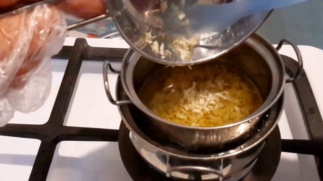 Косметический крем из пчелиного воска и подсолнечного масла , приготовленный в домашних условиях