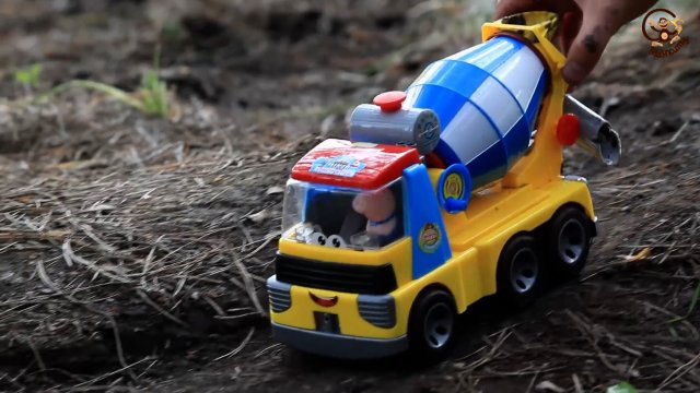 Мультик про Машинки. Экскаватор, автокран и трактор в луже. МанкиМульт