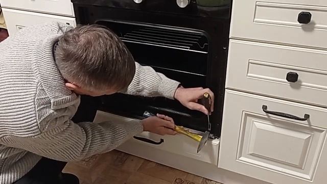 Восстановление прилегания двери встроенного духового шкафа