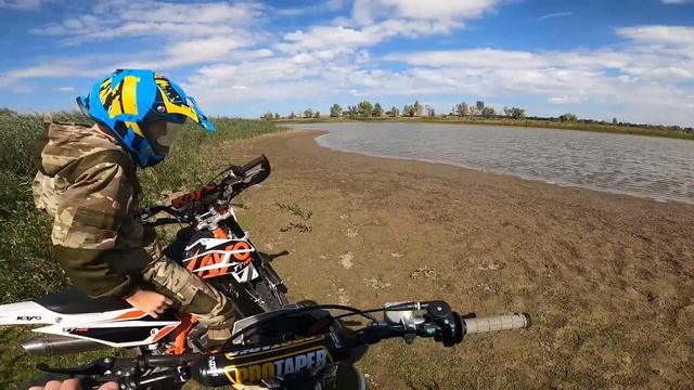 Покатушка на питбайках по полям/ Приехали на осенний пруд с другом ?