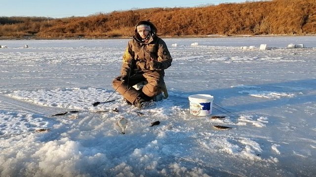 Зимняя рыбалка на камбалу и навагу. Рыбалка в Тавричанке. Море рыбы. Бешенный клёв. Поймал ведро.
