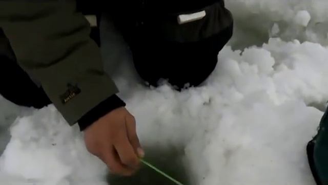 Ловля рыбы со льда на мормышку.