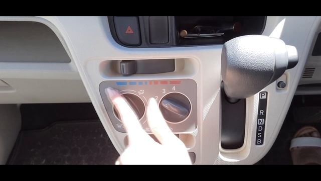 Расположение кнопок и переключателей в салоне автомобиля Daihatsu Move.