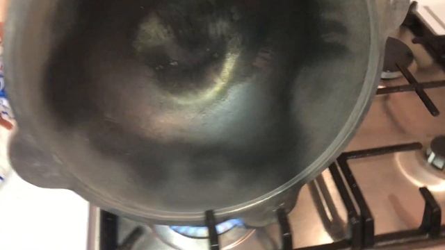 Обжиг чугунного казана из Намангана на плите. Как прокалить казан на кухне.