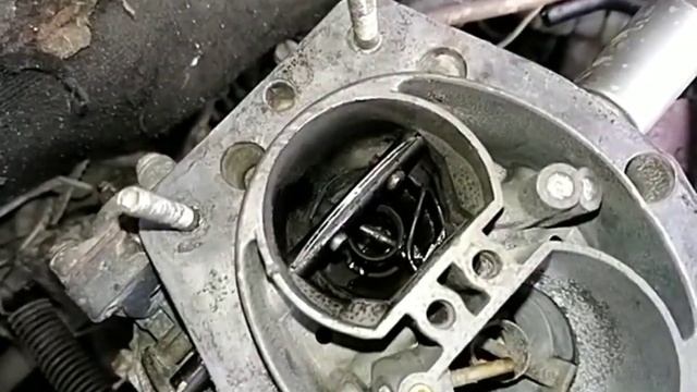 Почему капает бензин из диффузора на холостых.