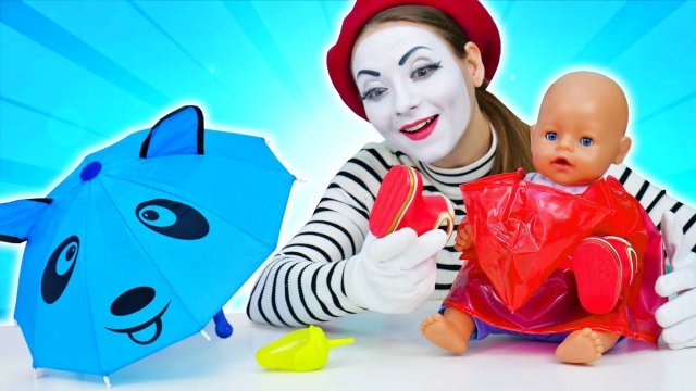 Весёлые игры куклы - БЕБИ БОН собирается гулять! Одежда для куклы Baby Born! - Смешные видео онлайн