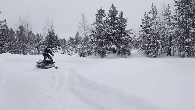 пробный выезд.двухгусеничный мотобуксировщик мужик с самодельным однолыжным модулем.