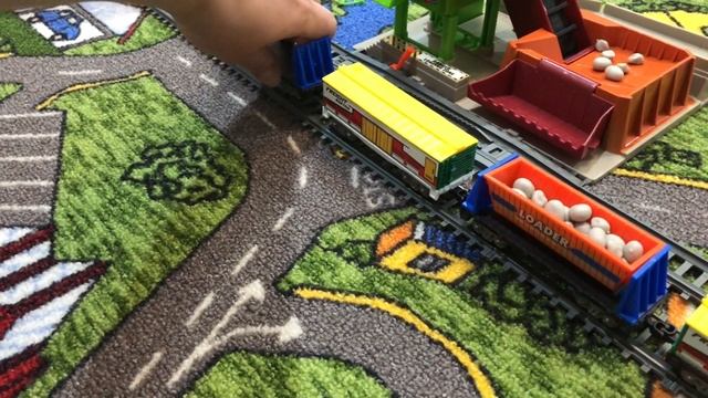 ЖЕЛЕЗНАЯ ДОРОГА. ГРУЗОВОЙ ПОЕЗД И КОНВЕЙЕР НА РУДНИКЕ. Видео для детей.