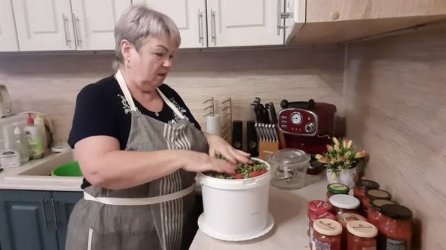 НАМАЛОСОЛИЛА ПОМИДОР,А ЛЁШИК СНЯЛ ДЛЯ ВАС СВОЮ РЫБАЛКУ.