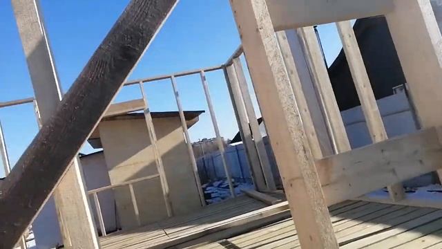 Впиливаем укосины в стены каркасного дома.