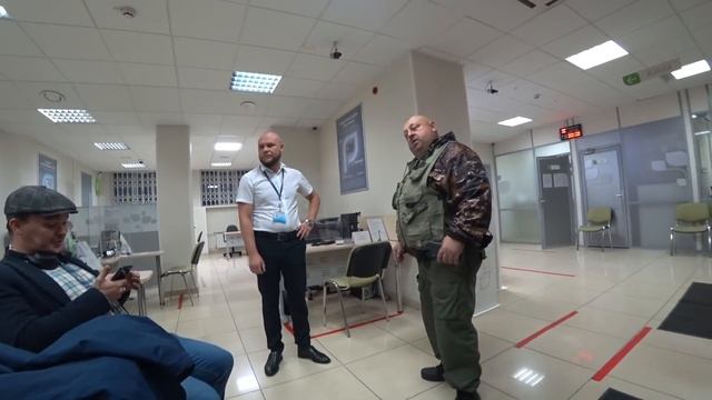 Неадекватный сотрудник банка доставлен в отдел полиции!!!