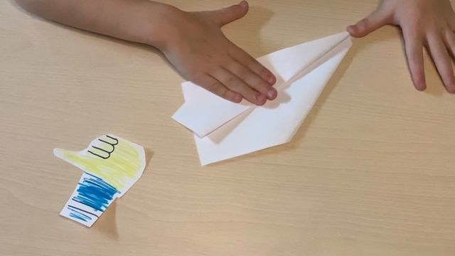 Оригами самолетик. Делаем с Дашей самолетик из бумаги и разукрашиваем его :)