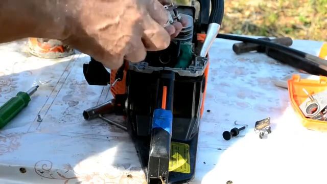 Бензопила работает на высоких оборотах