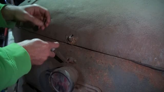 Купили ангар коллекционера автомобилей на аукционе, а там...