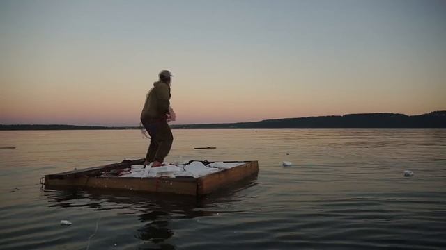 Выживание на плоту посреди моря, с помощью поискового магнита и жутких находок пошло не по плану!