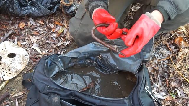 Мы подняли со дна жуткую находку, где затонул чемодан убийцы во время магнитной рыбалки