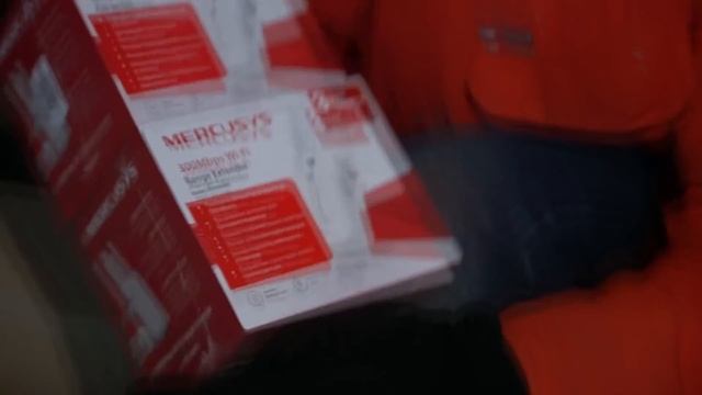 Купили на аукционе целую газель потерянных посылок, а там...