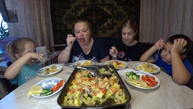 мукбанг картофельная запеканка, мы обуздали духовку