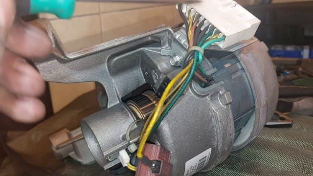 Стиральная машина Electrolux  не вращает барабан