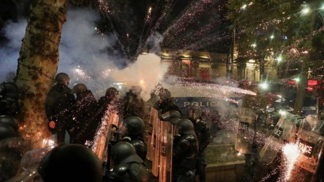 Уличные бои в Тбилиси. Протестующие бросали в полицию коктейли Молотова и камни