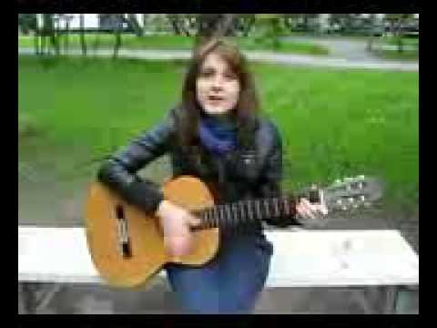 Девушка поёт и играет на гитаре, бард. Классная песня!