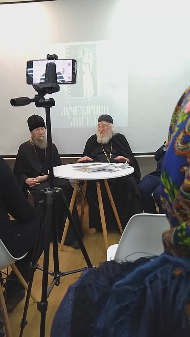 Яркий свет, как от прожектора, первый храм.