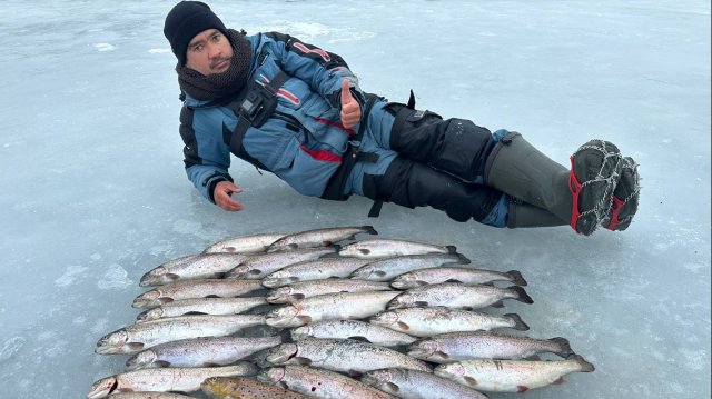 Ловим форель на Финском заливе .Очень азартная рыбалка. Адреналин зашкаливает. Зимняя рыбалка 2023