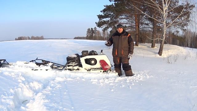 На мотобуксировщике БТС по рыхлому снегу пухляку. Как едет мотособака в пухляк.