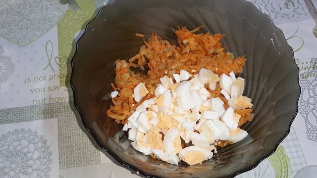 Салат из курицы с фасолью, бутерброды со шпротами