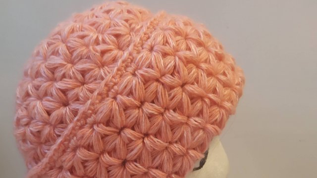 ШАПКА ЗВЕЗДОЧКИ ПЫШНЫМИ СТОЛБИКАМИ КРЮЧКОМ. ОБЗОР.