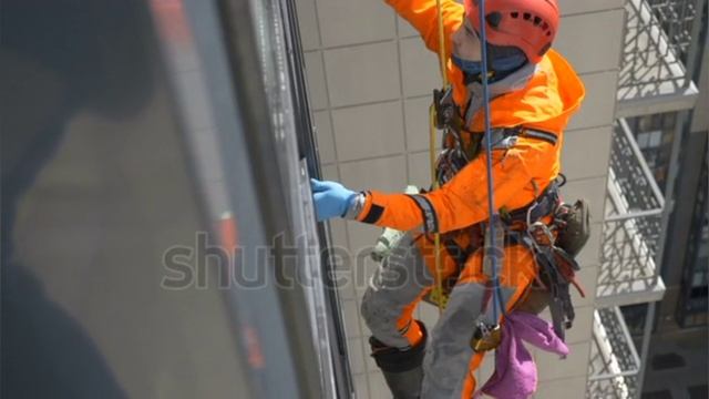 За окном девочка в бежевом платьице 👰