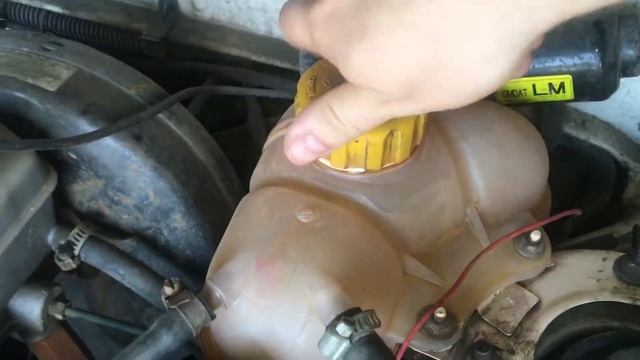 Выдавливает антифриз из расширительного бачка Ланос / Автофактор