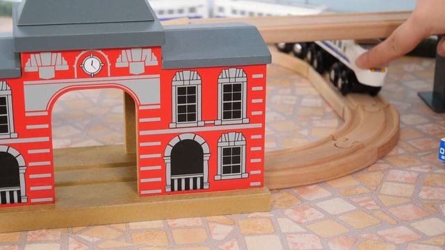 Поезд по деревянному рельсовому пути.