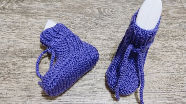 Пинетки с удобной пяткой 🤗 на двух спицах 🤗 без единого шва ✅ на завязках