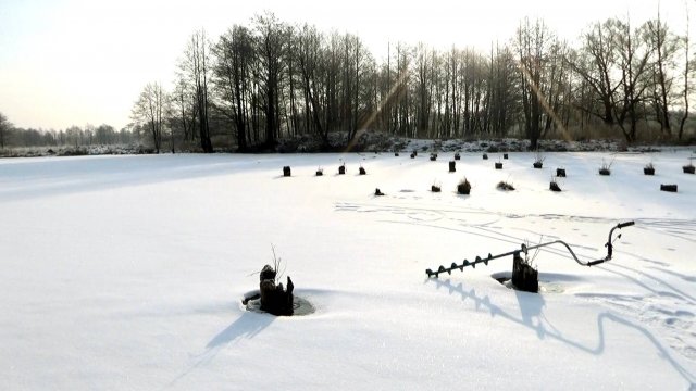 Разведка нового зимнего озерца для зимней рыбалки, рыба уже тут есть