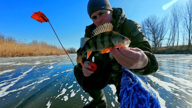 Зимняя рыбалка на жерлицы. Мороз -20 а мы на рыбалку. Жерлицы стреляли как не всебя.