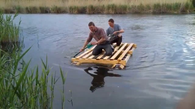 плот из пивных кег