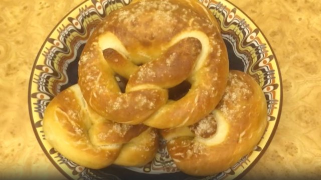 Брецель на закваске.  Немецкий солёный крендель
