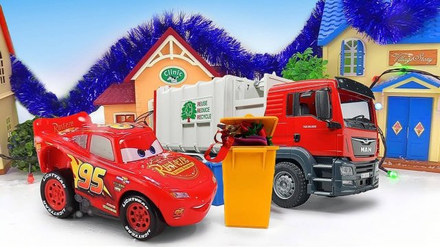 Машинки для детей — Молния Маквин, машинка Мусоровоз и Бульдозер наводят порядок в городе
