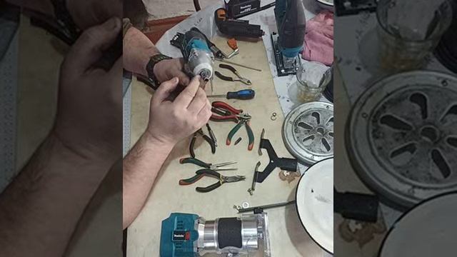 Извлечение биты из патрона в ударном шуруповерте Makita с помощью бокорезов для точных работ.