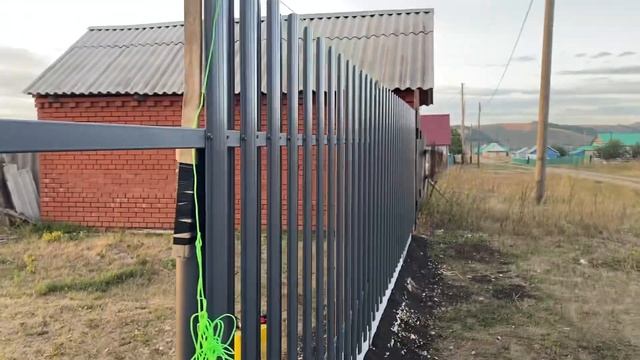 Установка евроштакетника в шахматном порядке