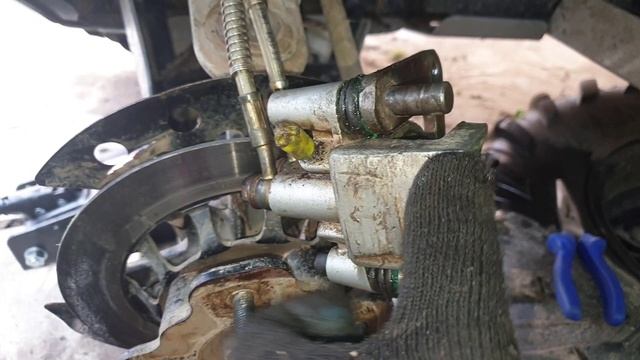 обслуживание суппортов и замена тормозных колодок квадроцикла cfmoto x5h.o